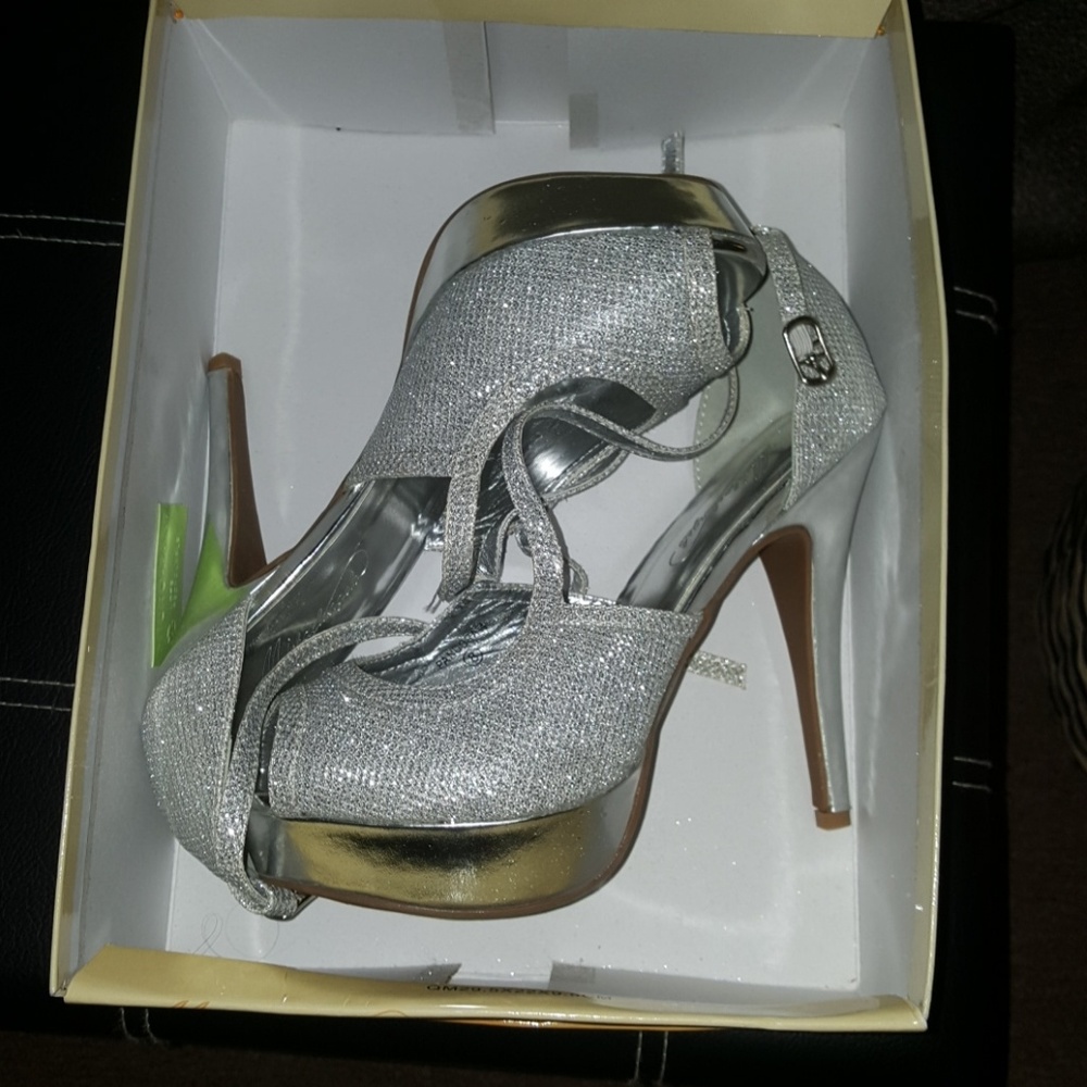 Davids Bridal Silver Platforms Size 8, runs like a
